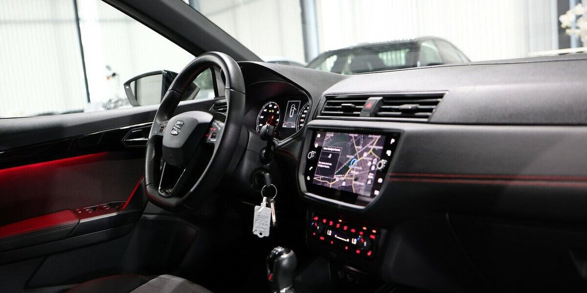 Seat Arona 1.5 TSI XCELLENCE FR-SPORT / WHITE & BLACK 90.000 km 14.345 &euro; Hamm 59077