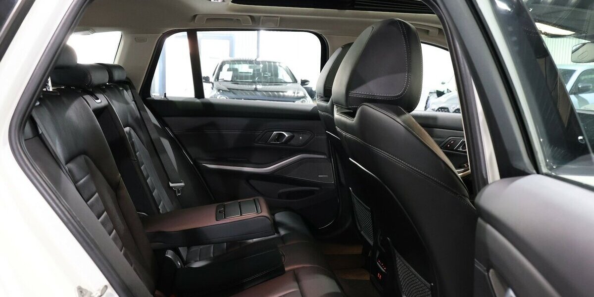 BMW 320d Touring SPORT / CURVED+HEAD-UP / PANORAMA 100.000 km 25.111 &euro; Hamm 59077