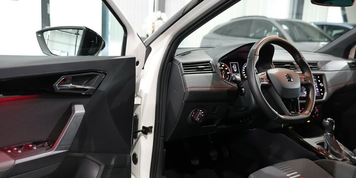 Seat Arona 1.5 TSI XCELLENCE FR-SPORT / WHITE & BLACK 90.000 km 14.345 &euro; Hamm 59077