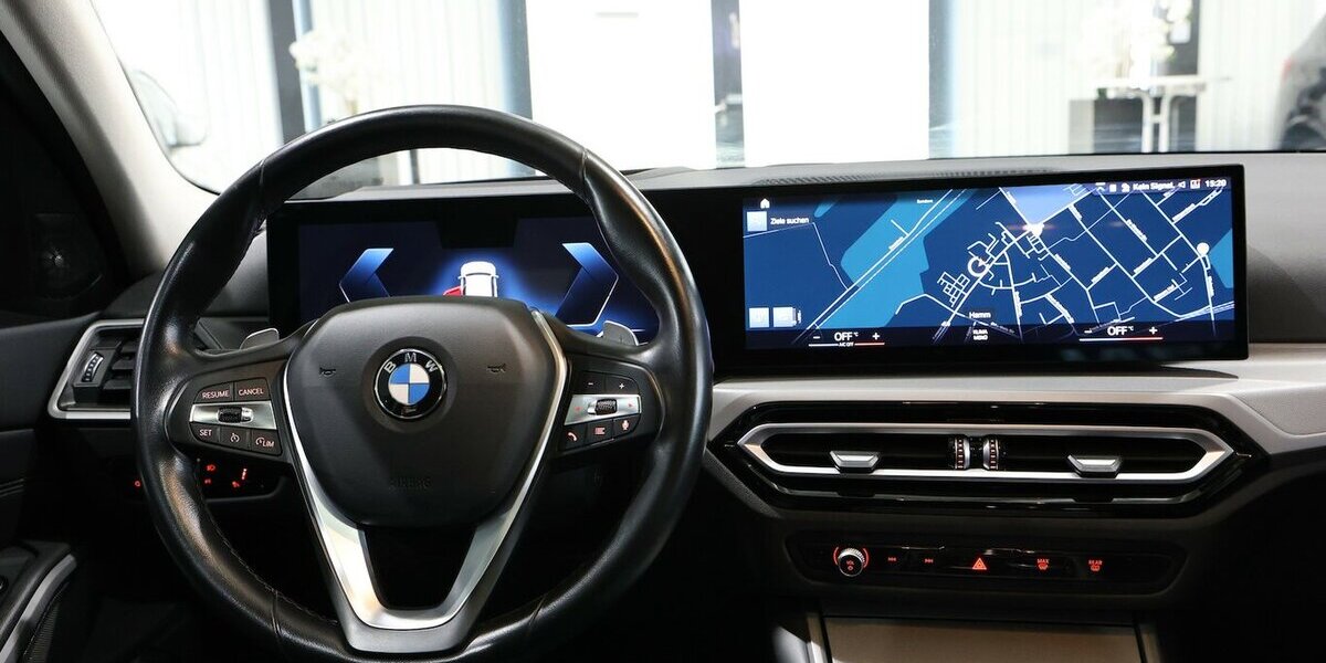 BMW 320d Touring SPORT / CURVED+HEAD-UP / PANORAMA 100.000 km 25.111 &euro; Hamm 59077