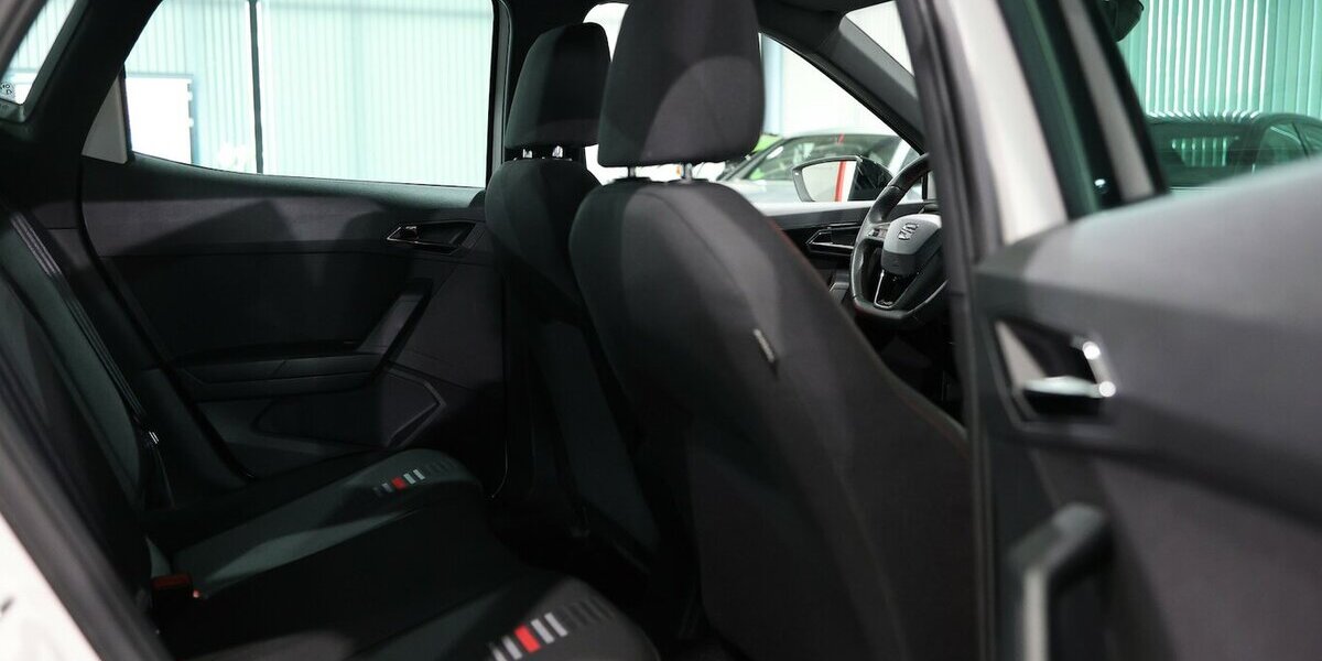 Seat Arona 1.5 TSI XCELLENCE FR-SPORT / WHITE & BLACK 90.000 km 14.345 &euro; Hamm 59077