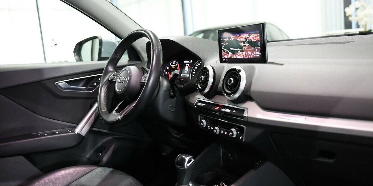 Audi Q2 35 TFSI ADVANCED SILVER & BLACK / LED, LEDER 97.000 km 20.222 &euro; Hamm 59077