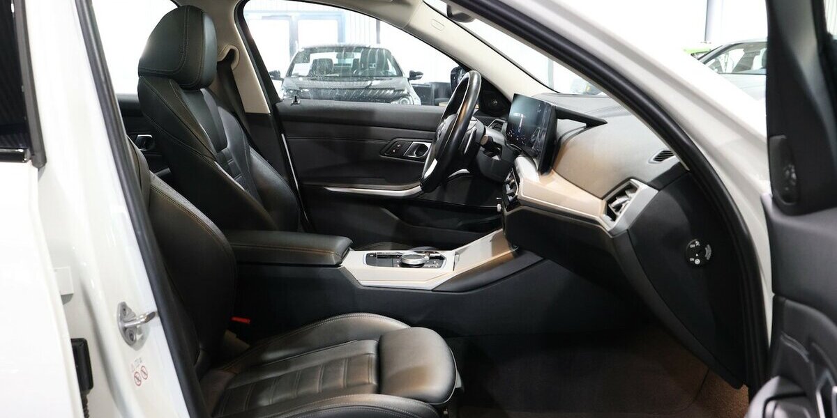 BMW 320d Touring SPORT / CURVED+HEAD-UP / PANORAMA 100.000 km 25.111 &euro; Hamm 59077