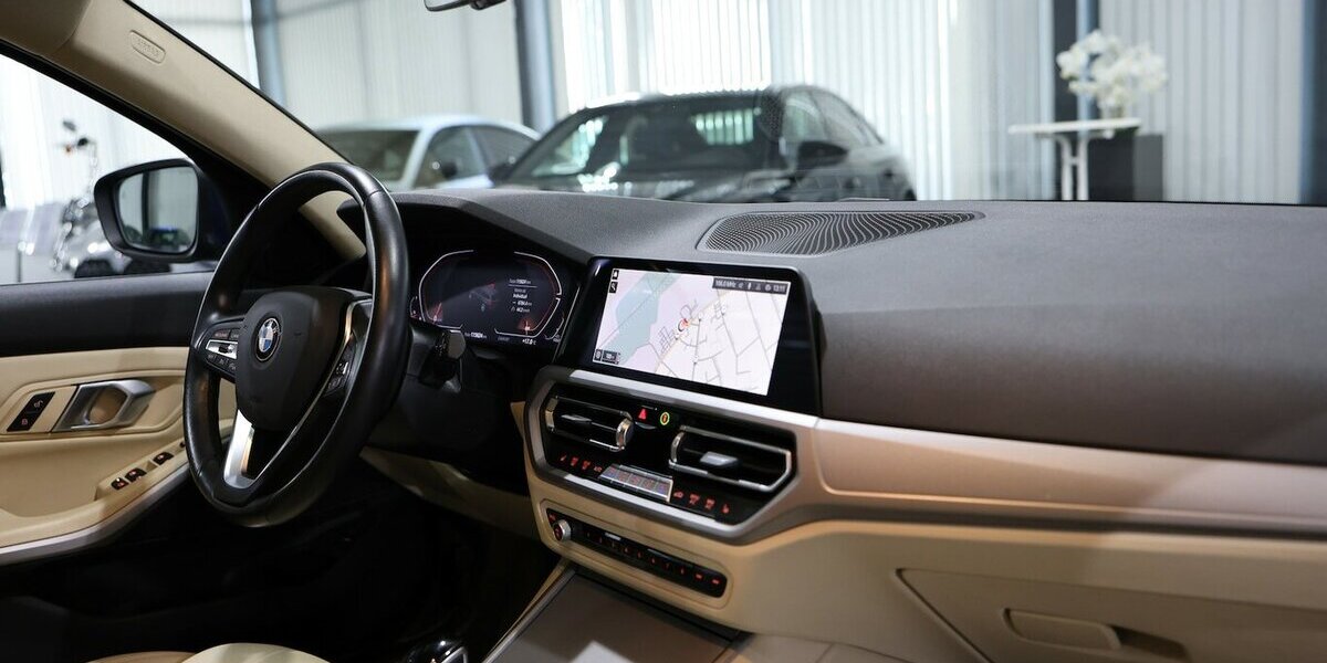 BMW 320d Touring SPORT BLUE & BEIGE / PANORAMA, LED 115.000 km 23.111 &euro; Hamm 59077