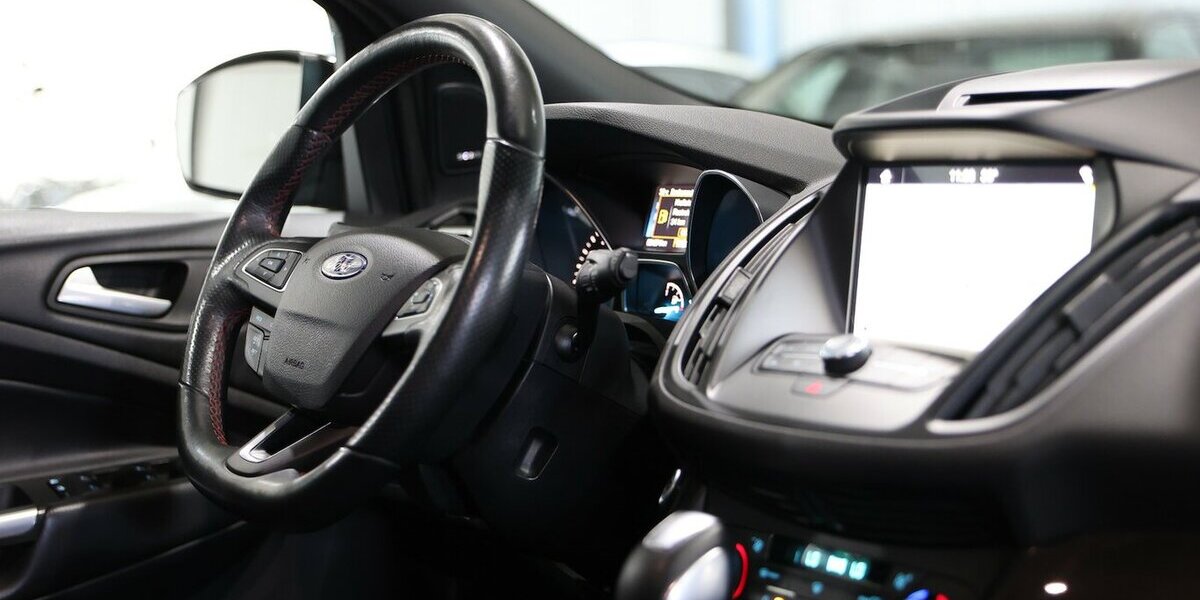 Ford Kuga 1.5 EB ST-LINE SPORT STYLING / XENON, LEDER 80.000 km 15.444 &euro; Hamm 59077