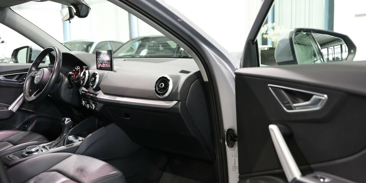 Audi Q2 35 TFSI ADVANCED SILVER & BLACK / LED, LEDER 97.000 km 20.222 &euro; Hamm 59077